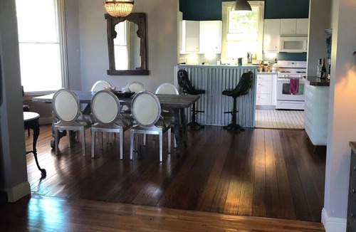 East Riverside - Oltorf House | 1800's FARMHOUSE, Hot Tub, Bidet, Sauna 10 min to DT & LADYBIRD LAKE