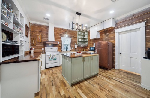 Broken Arrow House | 1800s Farmhouse—King Bed~Big Kitchen~Games & DVDs