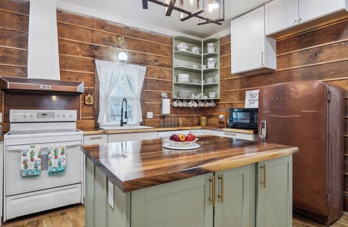 Broken Arrow House | 1800s Farmhouse—King Bed~Big Kitchen~Games & DVDs