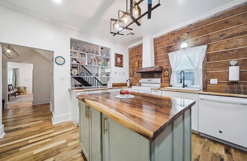 Broken Arrow House | 1800s Farmhouse—King Bed~Big Kitchen~Games & DVDs