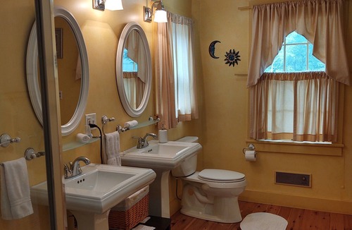 Hollowville House | 1805 House Bed and Breakfast