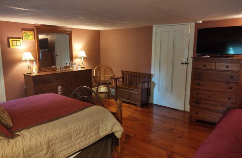 Hollowville House | 1805 House Bed and Breakfast