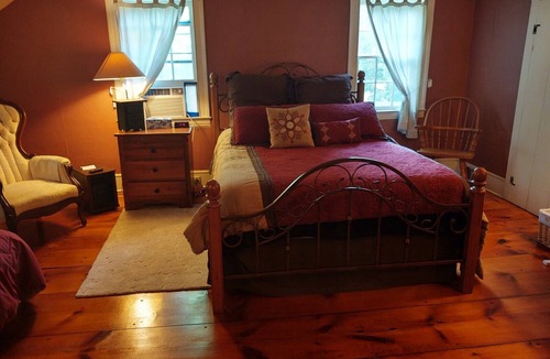 Hollowville House | 1805 House Bed and Breakfast