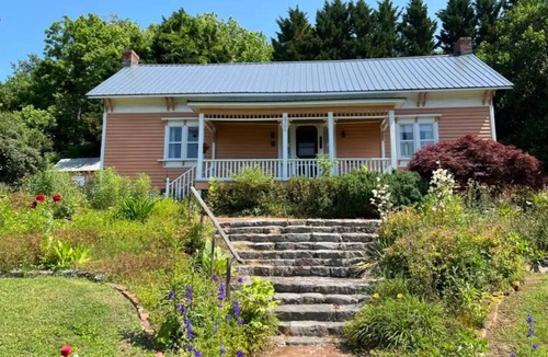 Kingsport Cottage | 1818 Riverfront Cottage