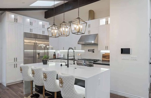 Magnolia Park House | 183 Stunning Stylish Modern Retreat in Burbank