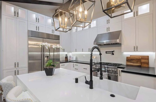 Magnolia Park House | 183 Stunning Stylish Modern Retreat in Burbank