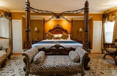 Downtown Baltimore Bed & Breakfast | 1840s Carrollton Inn