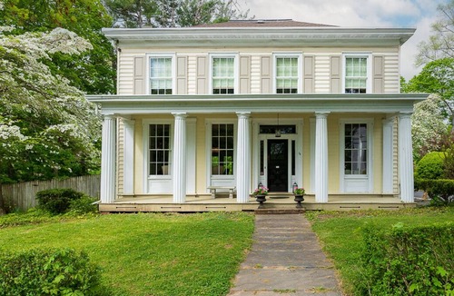 Saugerties House | 1844 Colonial Classic 3BR, 3Bath, Large yard & pool & Great Location