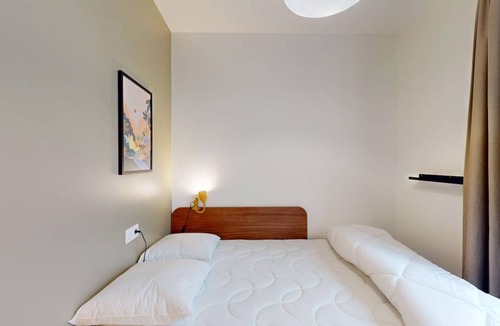 18th Arrondissement Resort | 185 m² Private room ∙ 1 bedroom ∙ 2 guests