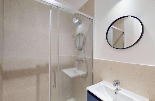 18th Arrondissement Resort | 185 m² Private room ∙ 1 bedroom ∙ 2 guests