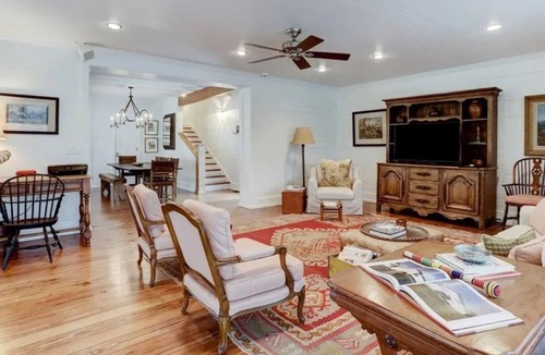 Fayetteville House | 1850's restored farmhouse + guest house 10 min from Round Top Square!