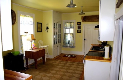 Bracey House | 1865 farmhouse near Lake Gaston!
