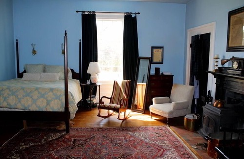 Bracey House | 1865 farmhouse near Lake Gaston!