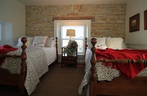 Cottonwood Falls House | 1879 Stone House- 3 bedroom