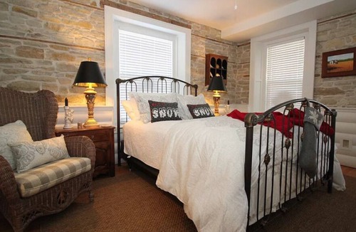 Cottonwood Falls House | 1879 Stone House- 3 bedroom