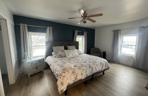 Huron East Other | 1880 farmhouse with hottub!