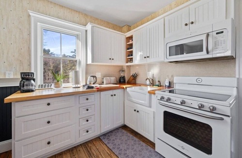 Ellenville House | 1880's Farmhouse, W/Private stream & Hot Tub