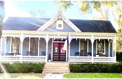 Columbus House | 1886 Historic Boxwood Bungalow