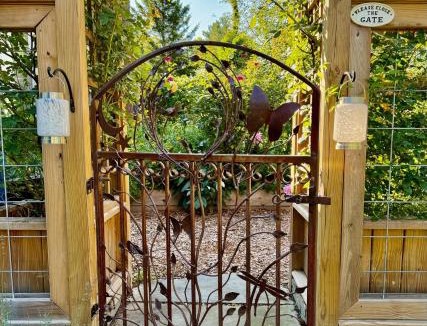 Saugerties House | 1890 CapeCod farmhouse:Charming, Private, Spacious