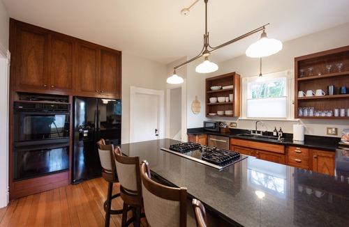 Forest Grove House | 1895 Historic Retreat charming & updated - blocks from downtown