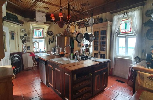 Namur Cottage | 1898 Private Artistic Victorian Manor & Creative Space with Spa