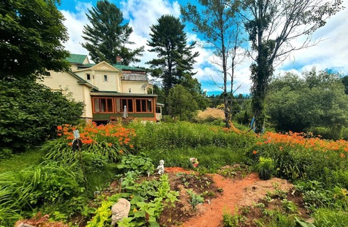 Namur Cottage | 1898 Private Artistic Victorian Manor & Creative Space with Spa