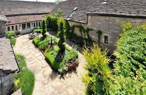 Bradford-on-Avon Apartment | 18th Century luxury converted Tithe Barn sleeping 10