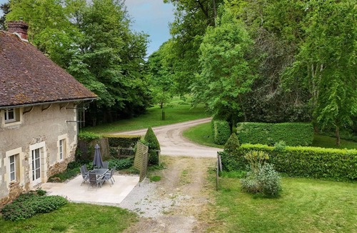 Saint-Christophe-le-Jajolet Cottage | 18th Century Renovated House with Garden, Pets Allowed & Electric Charging