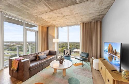 Rainey Street Historic District House | 18th FL 1BR - Heated Pool - Gym - Balcony