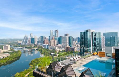 Rainey Street Historic District House | 18th FL 1BR - Heated Pool - Gym - Balcony