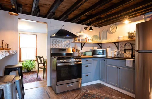 Coxsackie Cabin | 1900’s farmhouse, hot tub & fireplace