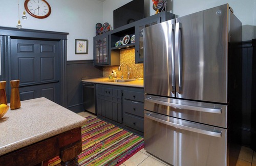 Comfort House | 1906 Estate – 21 Guests - Pool - Hot Tub - Main House + 2 Cabins