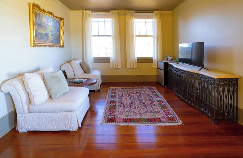 Comfort House | 1906 Estate – 21 Guests - Pool - Hot Tub - Main House + 2 Cabins