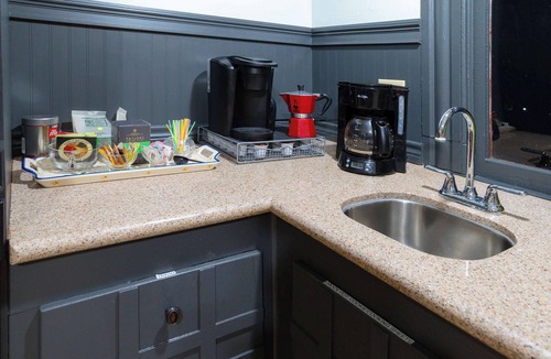 Comfort House | 1906 Haus Stay for 13 with Access to Pool Hot Tub