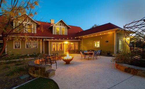 Comfort House | 1906 Haus Stay for 13 with Access to Pool Hot Tub