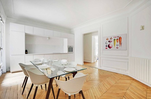 Porte-Dauphine Apartment | 190m²Step into a realm of unparalleled luxury Trocadero:80m² Rare private garden
