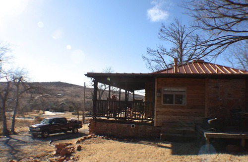 Medicine Park Cabin | 1910 Mountain Cabin-Medicine Park. Cleanest,King Bed,Fireplace,Air-jet Tub for 2