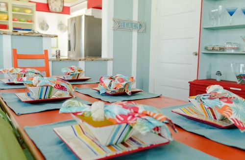 Galveston House | 1913 Coastal Cottage-1 Block to BEACH! Private backyard-Pet friendly-FREE WIFI!