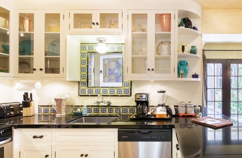 Park West Apartment | 1920 Carriage House with Backyard Patio