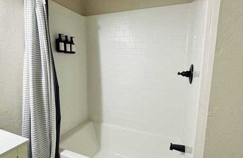Cushing House | 1920’s Bootlegger Inn. 2-bedroom house with WiFi, AC in peaceful Cushing