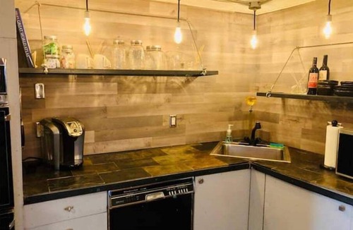 Brookfield Apartment | 1920s fully updated unique 2 BR open artist loft space