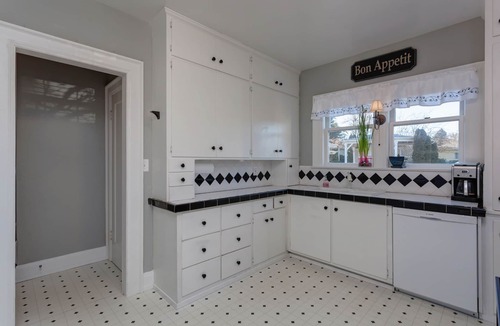 Anacortes Bed & Breakfast | 1925 Colonial overlooking Fidalgo Bay.