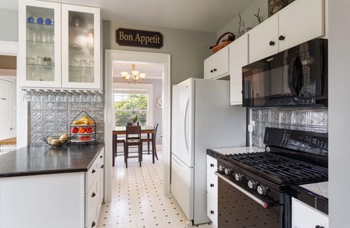 Anacortes Bed & Breakfast | 1925 Colonial overlooking Fidalgo Bay.