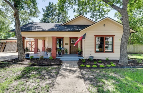 Waxahachie House | 1925 Craftsman Bungalow - 1 Mi to Dtwn Waxahachie!