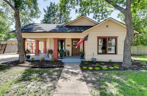 Waxahachie House | 1925 Craftsman Bungalow - 1 Mi to Dtwn Waxahachie!
