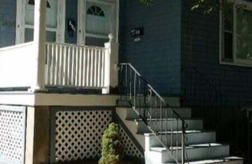 North End Apartment | 1930's Nostalgic Boutique Loft Canopy Beds