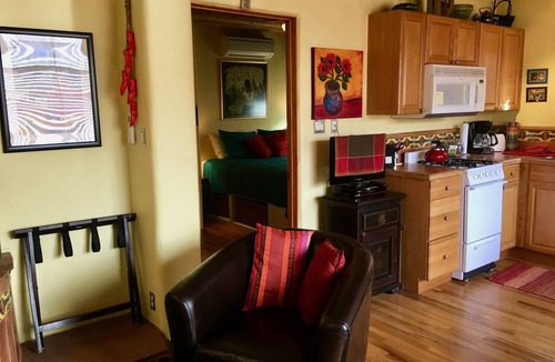 South Capitol House | 1930’s CASITA - in the SWEET HEART of Santa Fe! (South Capital)