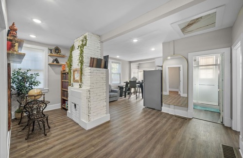 Clarkdale Apartment | 1930s Vintage Charm w/Modern Comforts & Elegance