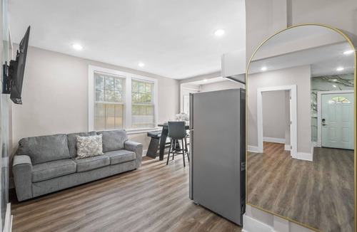 Clarkdale Apartment | 1930s Vintage Charm w/Modern Comforts & Elegance