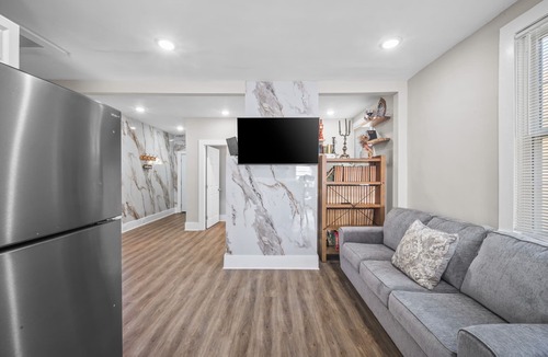 Clarkdale Apartment | 1930s Vintage Charm w/Modern Comforts & Elegance